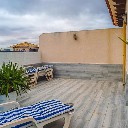 Beautiful 3-bed House With Communal Pool *
