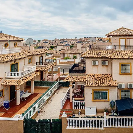 Beautiful 3-bed House With Communal Pool