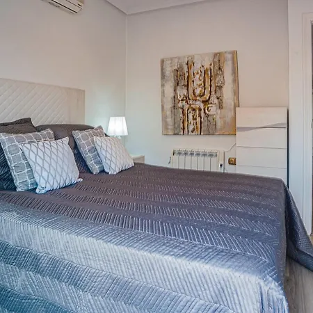Beautiful 3-bed House With Communal Pool *