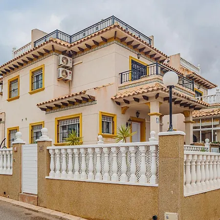 Beautiful 3-bed House With Communal Pool Holiday home